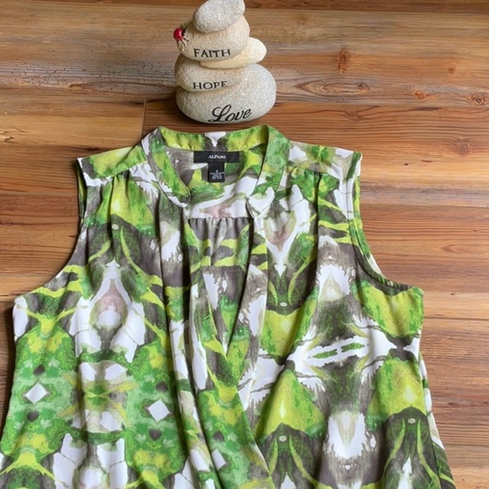 💖Alfani green taupe crew neck sleeveless top - Picture 3 of 4